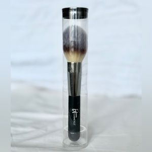 NWT✨ IT Cosmetics Heavenly Luxe Brush #8